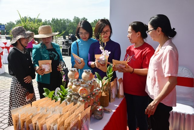 Khai mạc hội chợ giới thiệu sản phẩm khởi nghiệp - OCOP của phụ nữ khu vực phía Nam