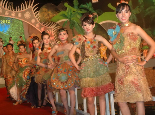 Trang phục từ chất liệu dừa