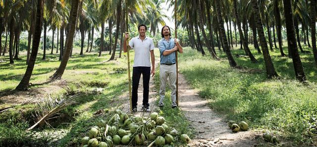 Đang làm sếp tại tập đoàn lớn, hai người bạn rủ nhau bỏ việc đi bán nước dừa, thu cả trăm triệu USD