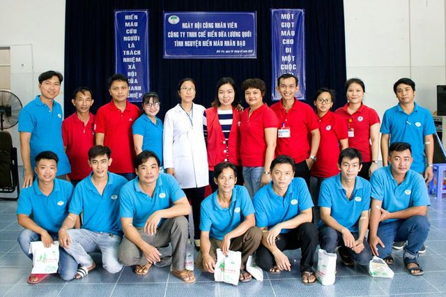 Nhân viên Công ty TNHH Chế Biến Dừa Lương Quới tham gia ngày hội hiến máu tình nguyện năm 2019