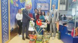 Dừa cao, dừa lùn Việt ‘sang’ Belarus thử nghiệm phân bón hữu cơ sinh học trên nền than bùn
