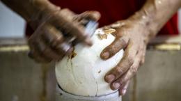 Indonesia áp thuế xuất khẩu dừa nguyên quả để kiềm chế giá tăng cao